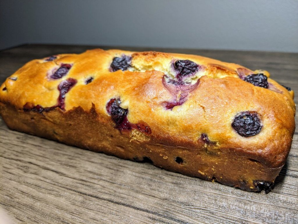 Upieczone ciasto drożdżowe.