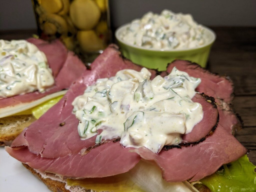 Kanapka z pastrami i sosem tatarskim.