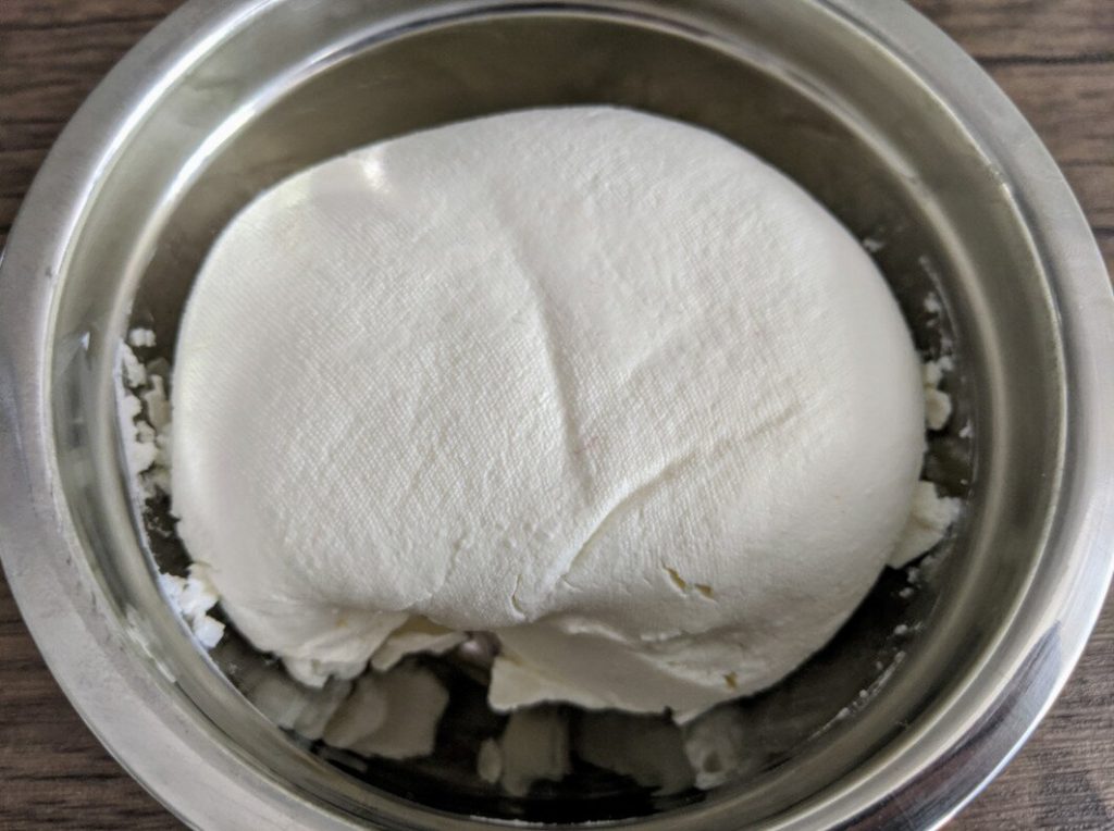 Labneh po odsączeniu z serwatki.