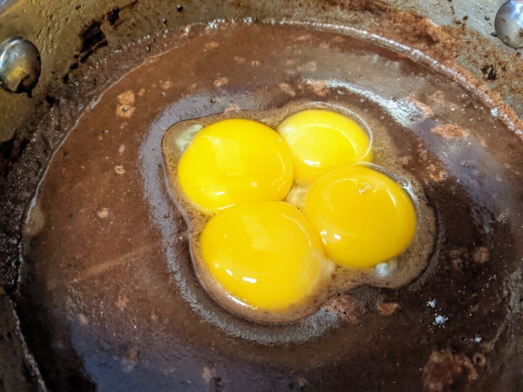 Masa kakaowa i jajka.