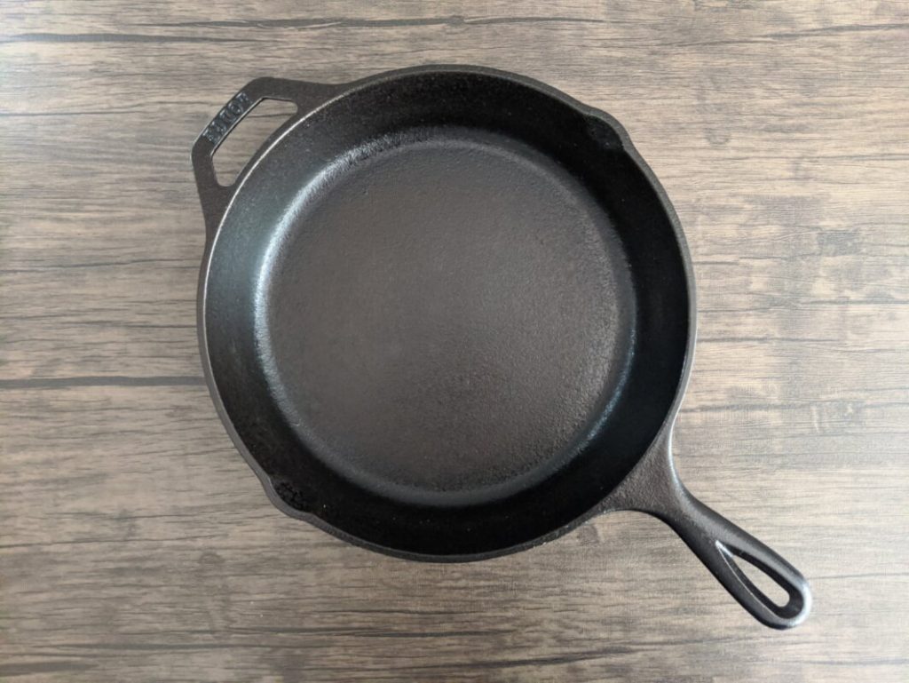 Patelnia po zahartowaniu w piekarniku.
