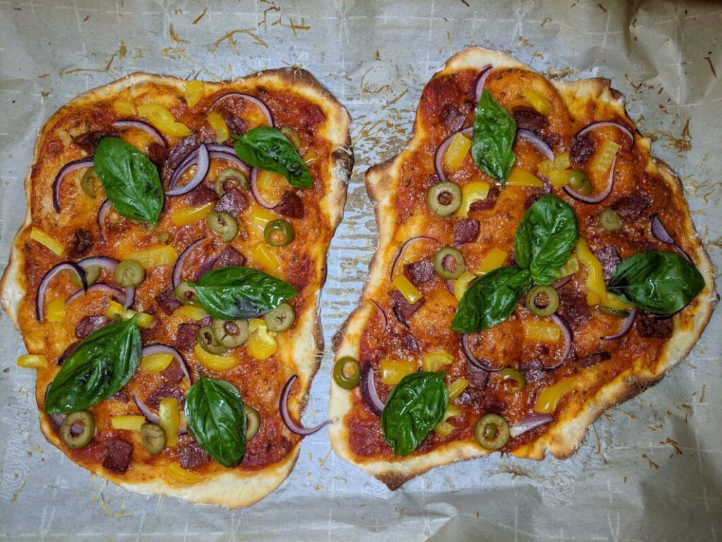 Pizza na cienkim cieście jogurtowym
