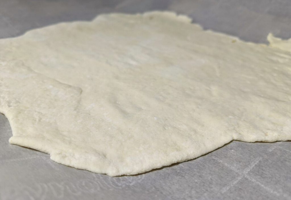 Rozwałkowane ciasto jogurtowe na pizzę