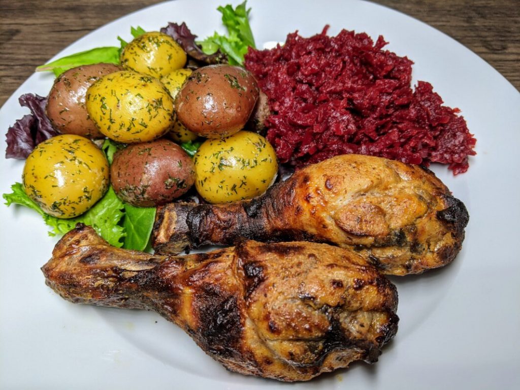 Kurczak pieczony w maślance, ziemniaki i buraczki
