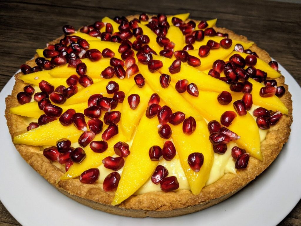 Tarta z kremem i mango