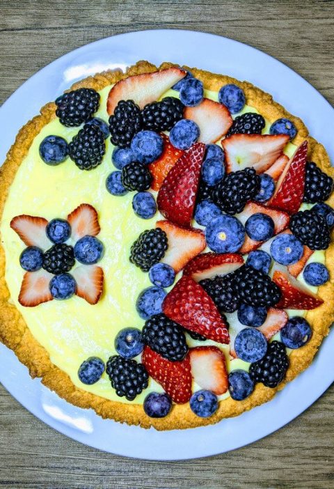 Tarta z kremem i owocami
