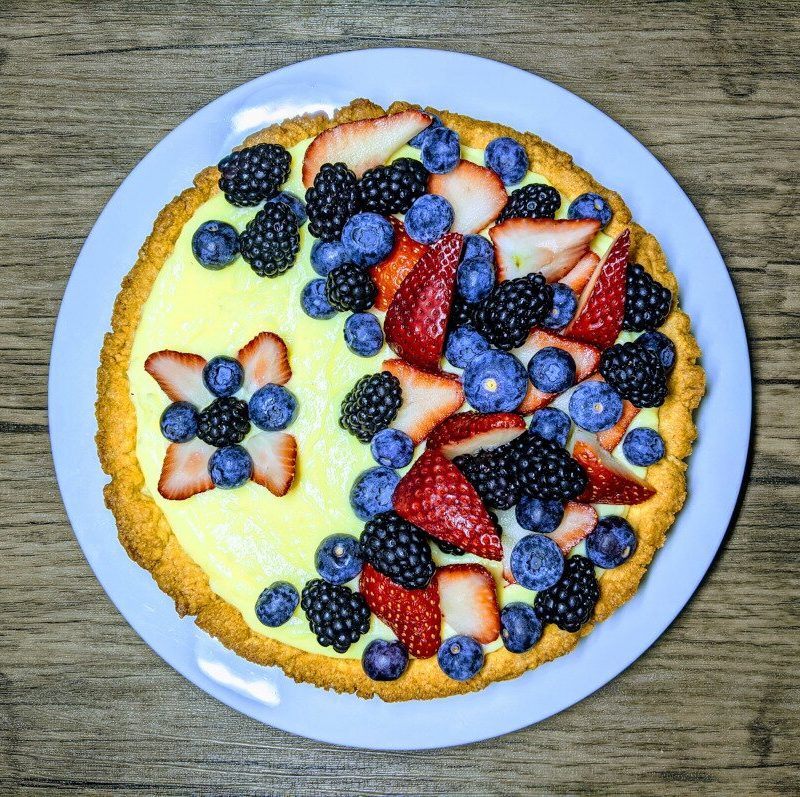 Tarta z kremem i owocami