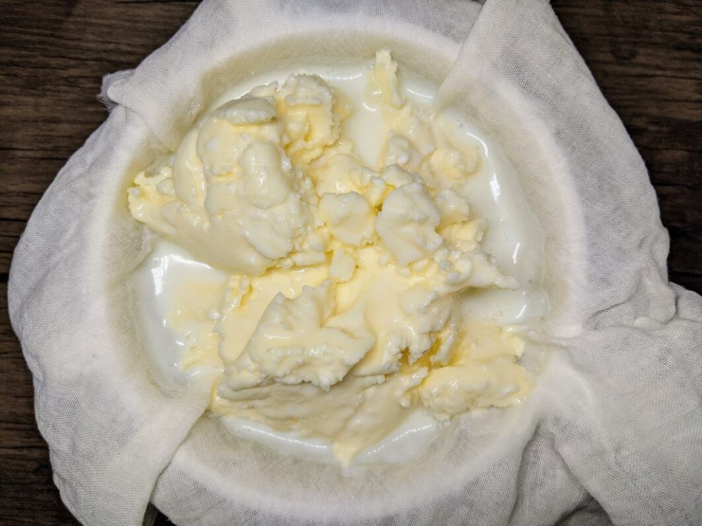 Odcedzanie masła kefirowego
