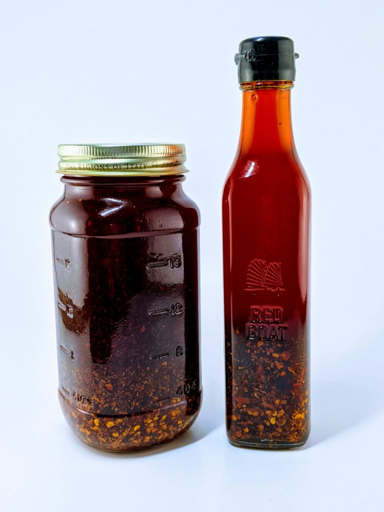 Olej chili w słoiku i butelce