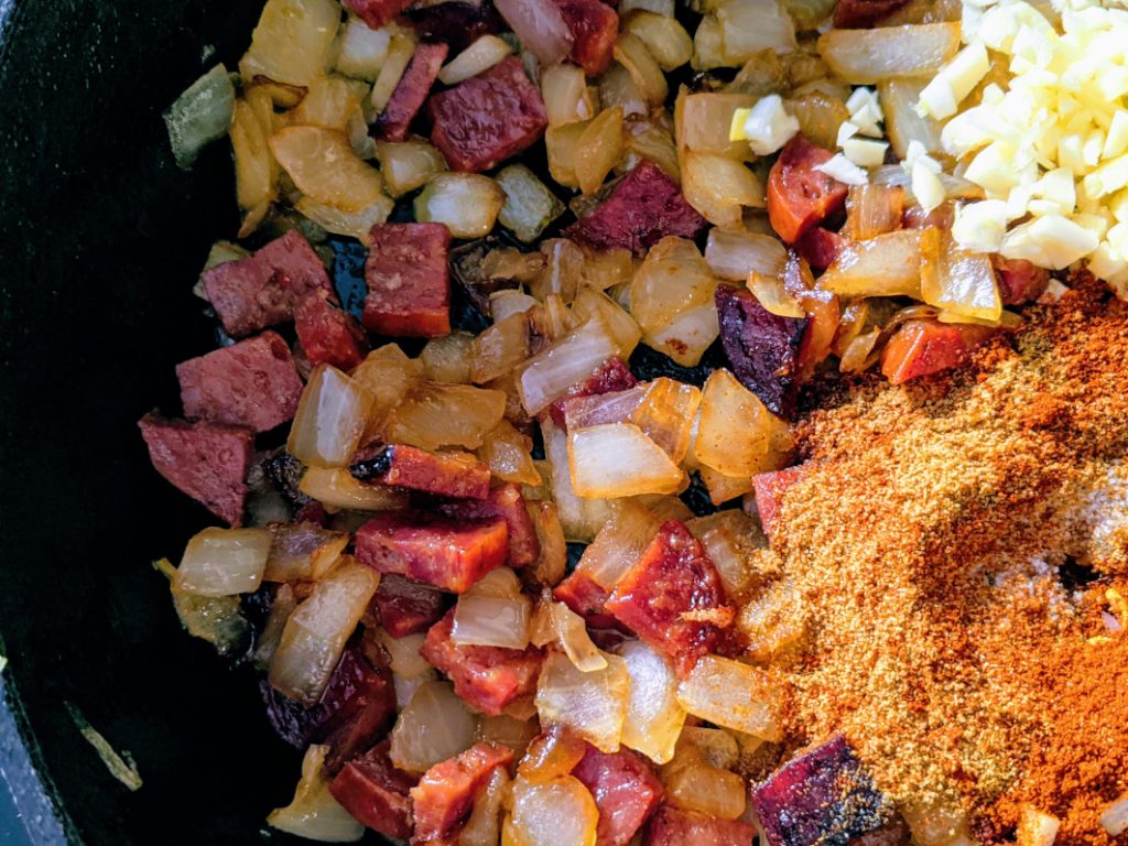 Chorizo, cebula, czosnek i przyprawy na patelni