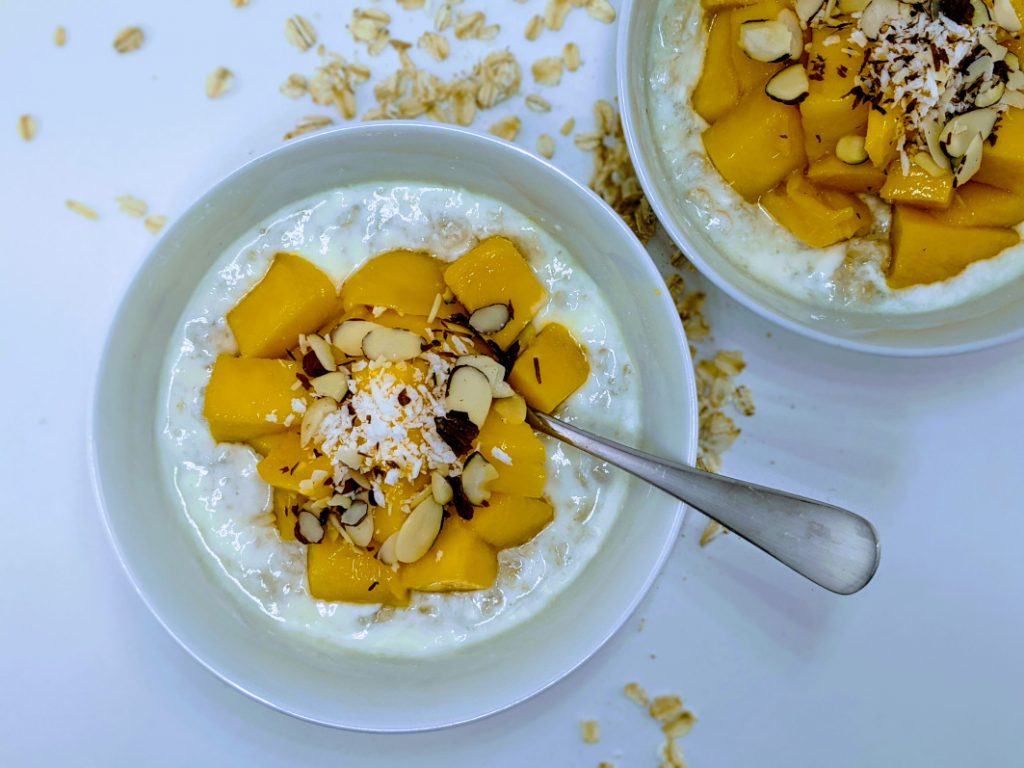 Owsianka z mango i jogurtem