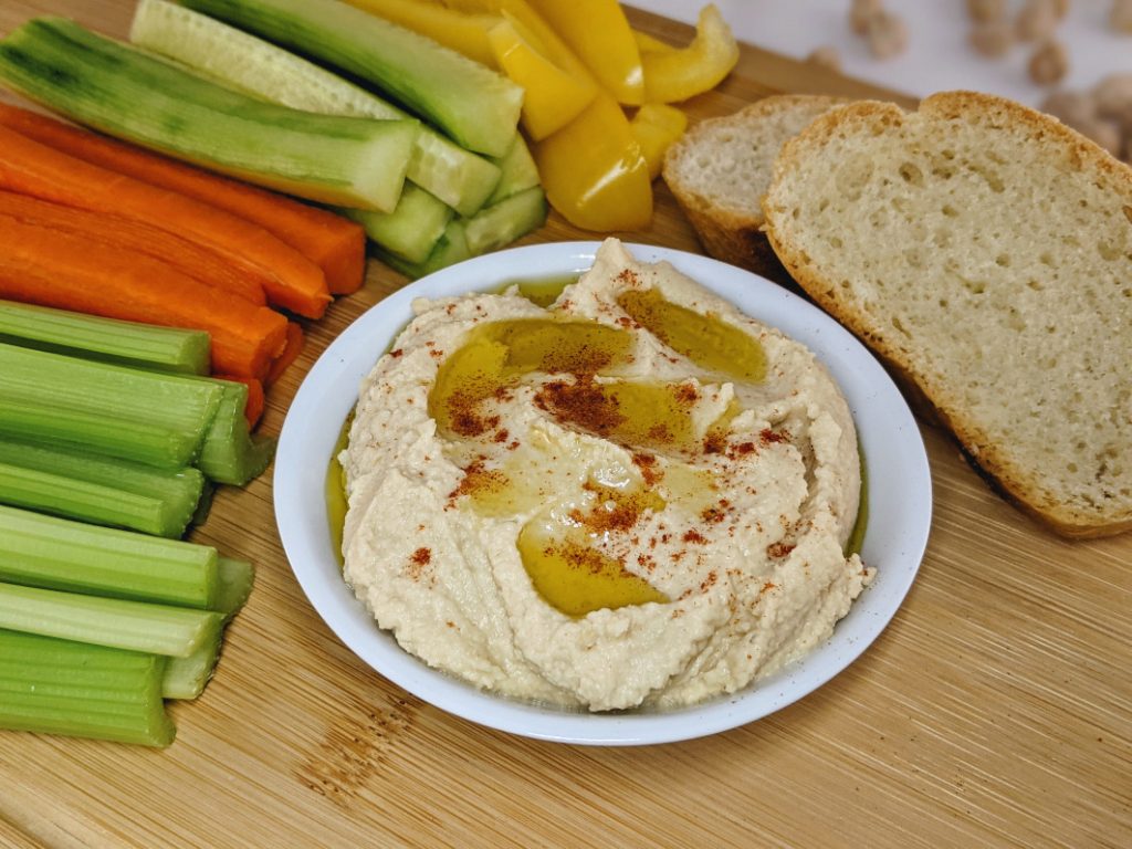 Hummus z warzywami i pieczywem